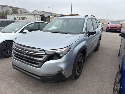 Used 2025 Subaru Forester Premium w/ Convenience Package #2 image 2