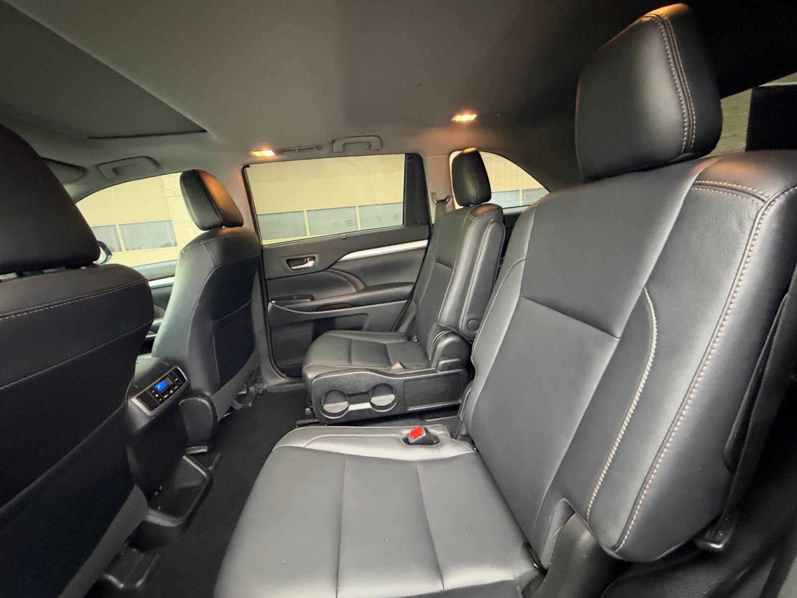 Used 2018 Toyota Highlander XLE w/ Carpet Mat Package (TMS) FWD image 17