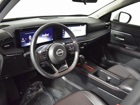 Certified 2025 Nissan Kicks SR image 12