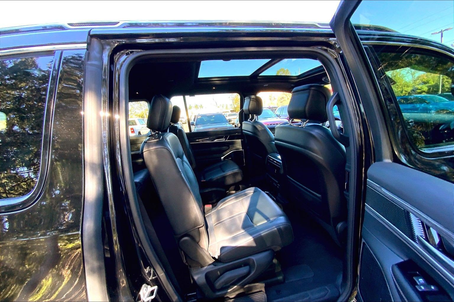 Used 2022 Jeep Wagoneer Series III w/ Premium Group I AWD/4WD image 16