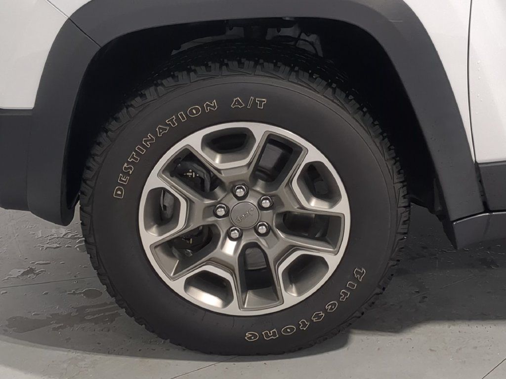 Used 2020 Jeep Cherokee Trailhawk w/ Cold Weather Group AWD/4WD image 17