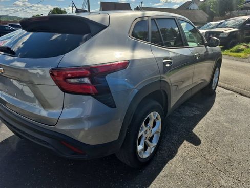 Used 2024 Chevrolet Trax LS w/ LS Convenience Package FWD image 7