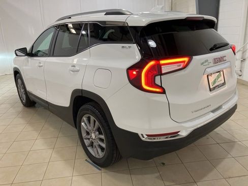 Used 2024 GMC Terrain SLT image 3