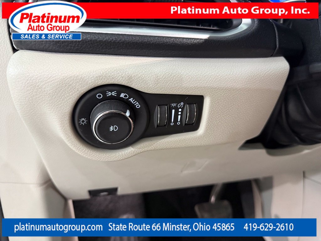 Used 2023 Chrysler Pacifica Limited FWD image 21
