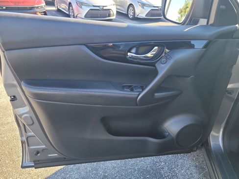 Used 2018 Nissan Rogue Sport SV image 16