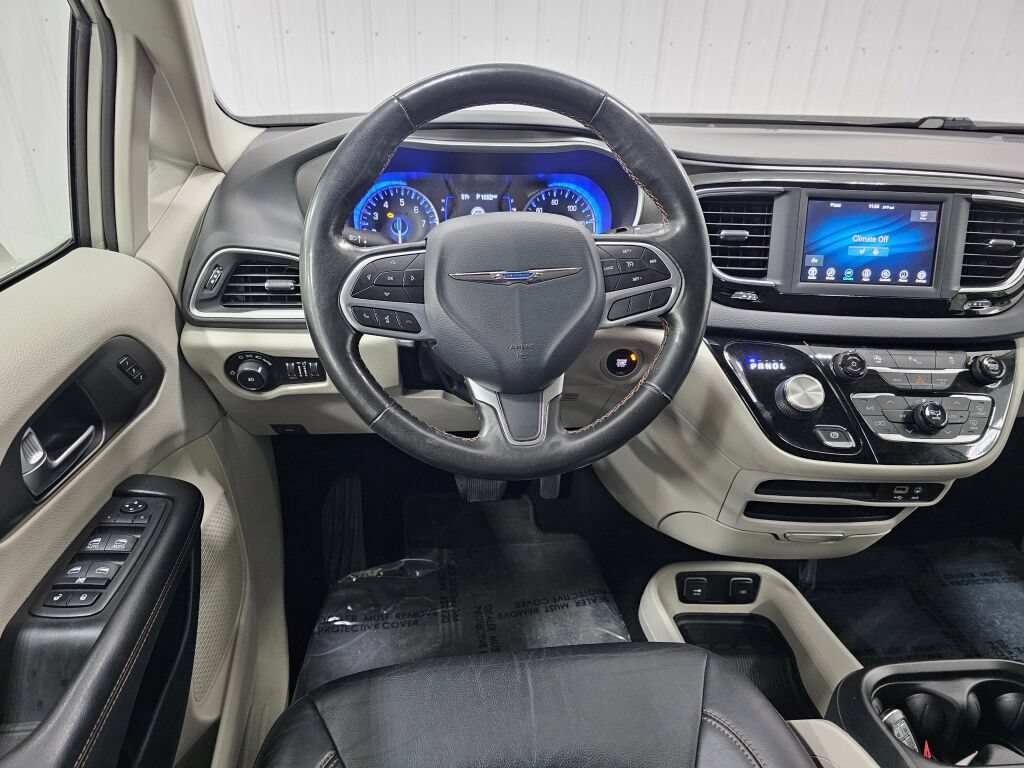 Used 2020 Chrysler Pacifica Touring-L FWD image 15