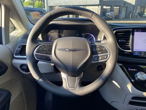 Used 2024 Chrysler Pacifica Limited FWD image 18