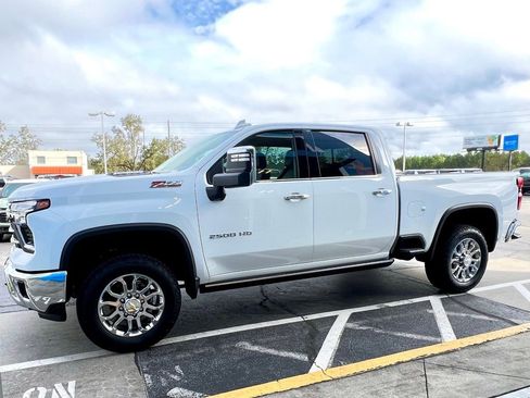 Used 2025 Chevrolet Silverado 2500 LTZ w/ LTZ Convenience Package image 12