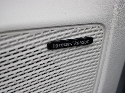 Used 2023 Chrysler Pacifica Limited w/ Uconnect Theater Family Group FWD image 10
