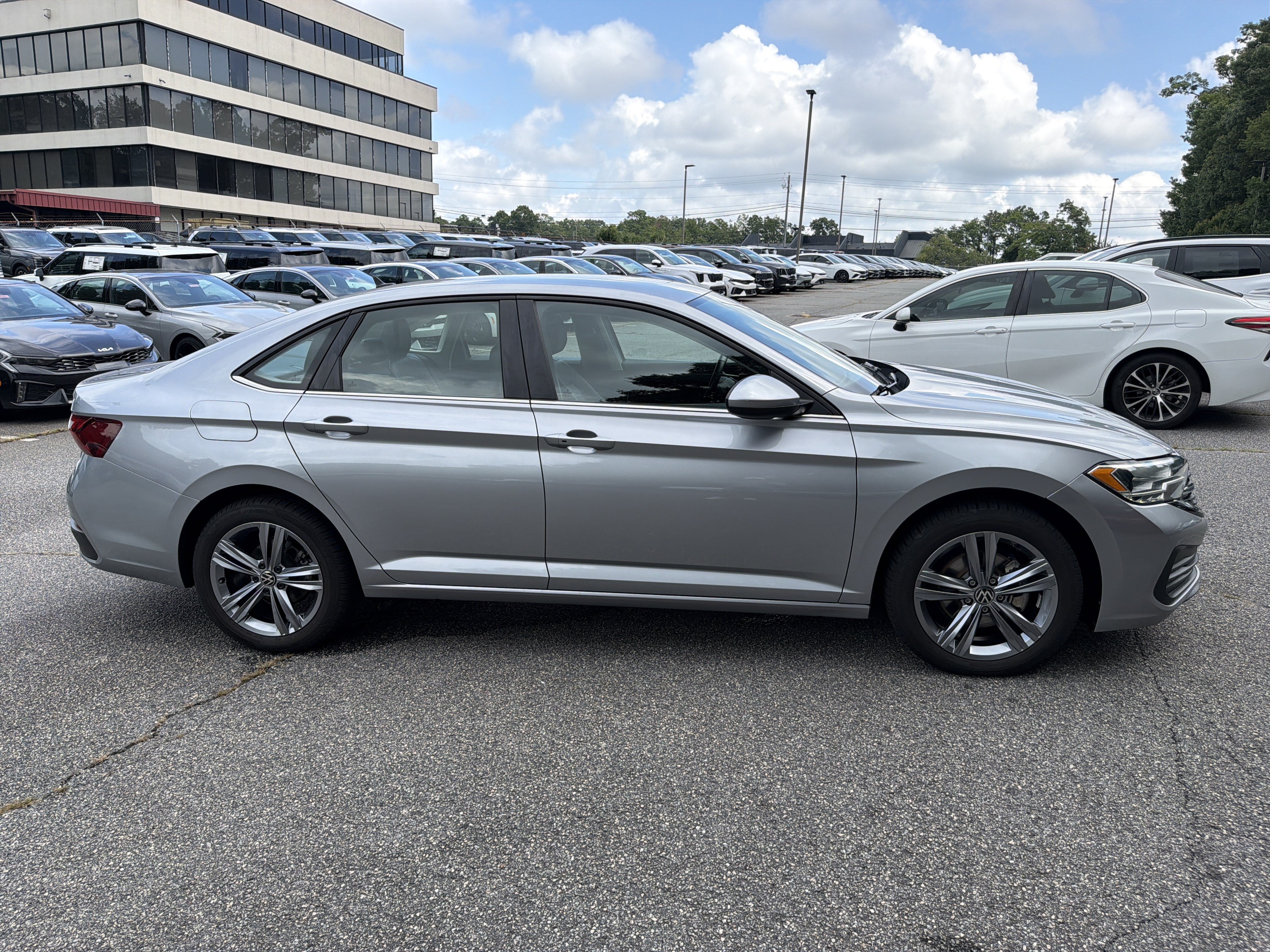 Used 2024 Volkswagen Jetta SE FWD image 8