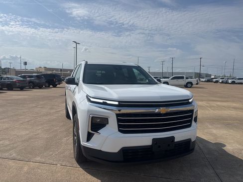 Used 2025 Chevrolet Traverse LT image 3