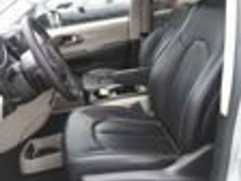 Used 2024 Chrysler Pacifica Touring-L FWD image 12