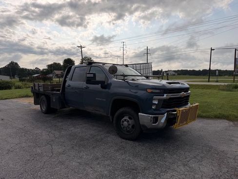 Used 2025 Chevrolet Silverado 3500 LT w/ Convenience Package AWD/4WD image 2
