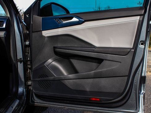 Used 2024 Volkswagen Taos SE w/ Panoramic Sunroof Package image 13