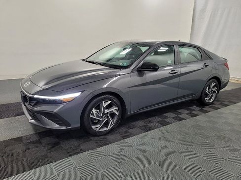 Used 2025 Hyundai Elantra Sport FWD image 2