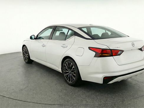 Used 2025 Nissan Altima 2.5 SV image 6