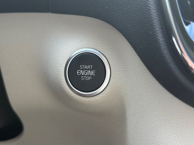 Certified 2024 Volvo XC40 B5 Plus AWD/4WD image 29