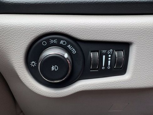 Used 2023 Chrysler Pacifica Touring-L FWD image 23