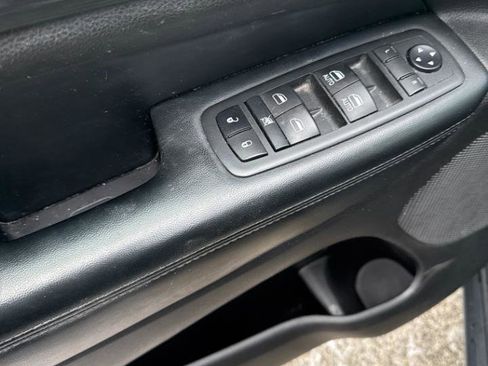 Used 2020 Jeep Grand Cherokee Laredo image 3