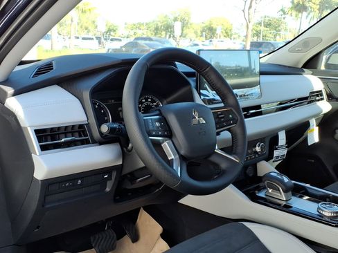 New 2026 Mitsubishi Outlander SE FWD image 11