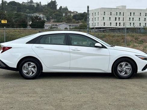 New 2026 Hyundai Elantra SE FWD image 5