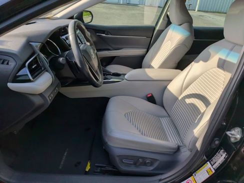 Used 2019 Toyota Camry SE w/ Convenience Package FWD image 13