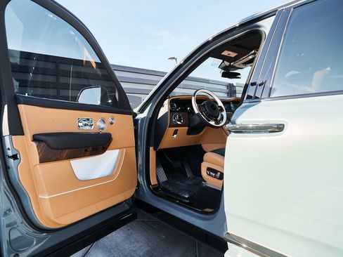 Used 2025 Rolls-Royce Cullinan image 36