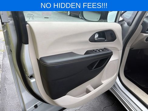 Used 2024 Chrysler Pacifica Touring-L FWD image 12