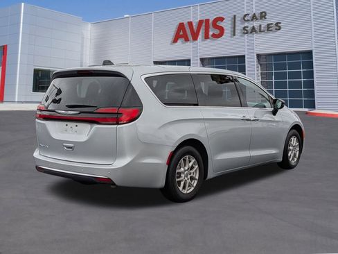 Used 2024 Chrysler Pacifica Touring-L image 6
