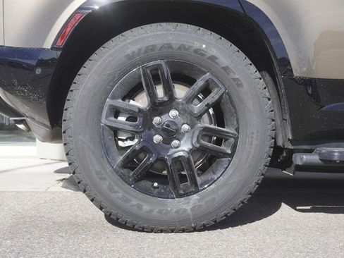 New 2026 Land Rover Defender 110 X-Dynamic SE image 32