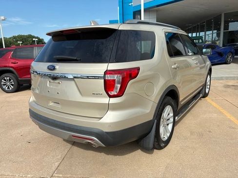 Used 2017 Ford Explorer XLT w/ Equipment Group 202A FWD image 6