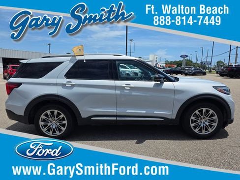 Certified 2025 Ford Explorer Platinum RWD image 1