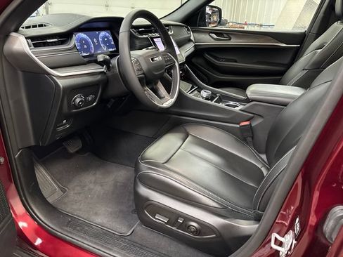 Used 2025 Jeep Grand Cherokee Limited AWD/4WD image 10