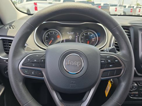 Used 2021 Jeep Cherokee Latitude FWD image 18