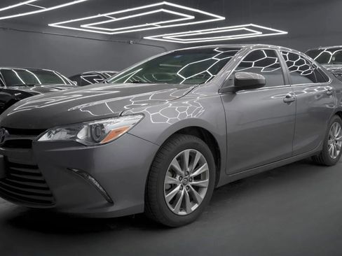Used 2015 Toyota Camry XLE w/ Moonroof Package FWD image 3