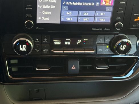 Used 2021 Toyota Highlander LE AWD/4WD image 28