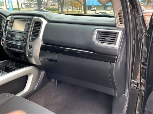 Used 2017 Nissan Titan SV image 17
