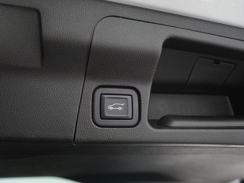 Used 2023 GMC Acadia SLT w/ Elevation Edition image 12