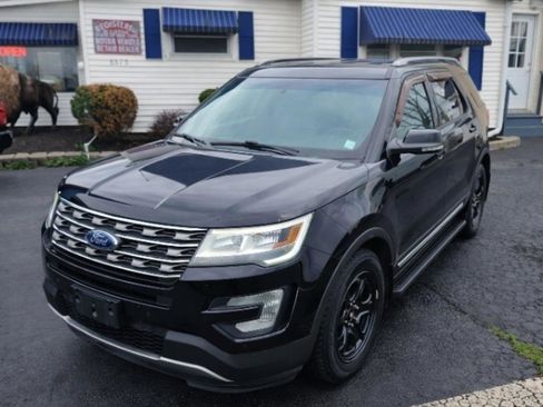 Used 2017 Ford Explorer XLT w/ Equipment Group 201A image 3
