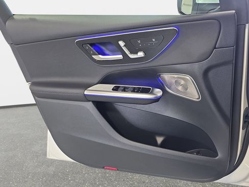 Used 2025 Mercedes-Benz GLC 300 4MATIC image 26