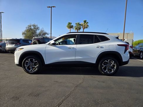Used 2025 Chevrolet Trax LT FWD image 3
