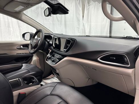 Used 2023 Chrysler Pacifica Touring-L image 64