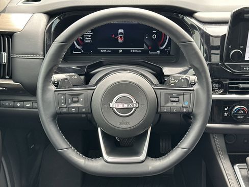 Used 2025 Nissan Pathfinder Platinum image 25