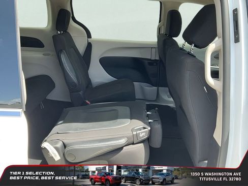 Used 2023 Chrysler Voyager LX FWD image 12