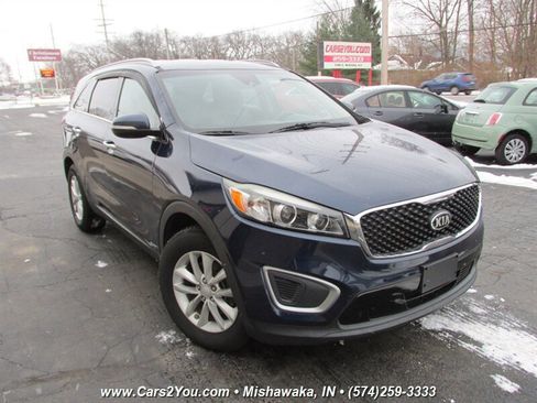 Used 2017 Kia Sorento LX w/ LX Convenience Package image 1