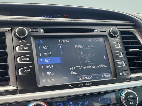 Used 2019 Toyota Highlander XLE image 17