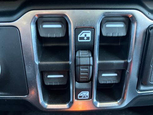 Used 2024 Jeep Wrangler Unlimited w/ Convenience Group image 32