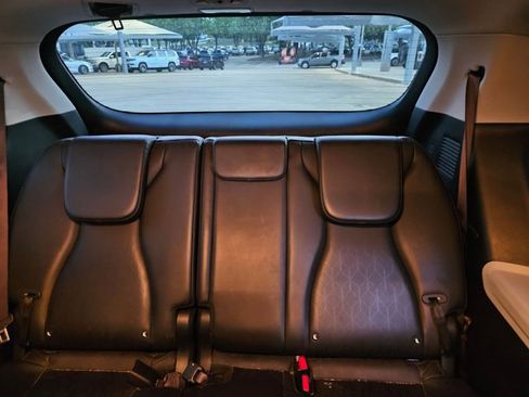 Used 2024 Kia Carnival EX image 16