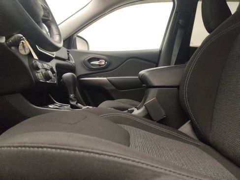 Used 2019 Jeep Cherokee Latitude w/ Cold Weather Group FWD image 17