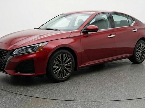 Used 2025 Nissan Altima 2.5 SV image 3